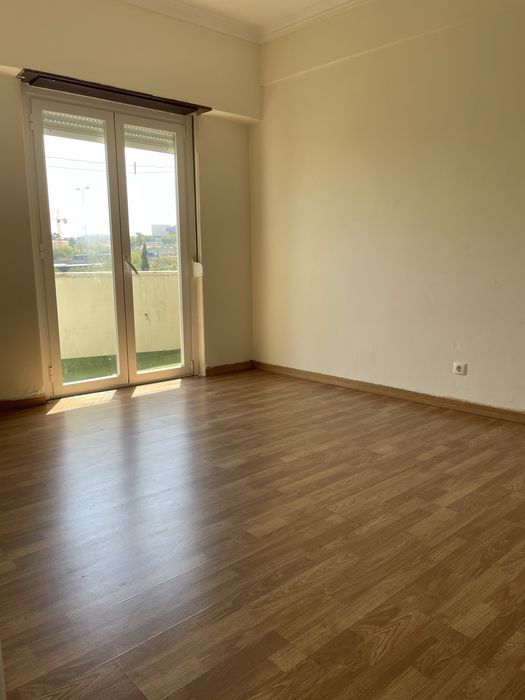Vendo apartamento T1 no Centro de Camarate Reservado