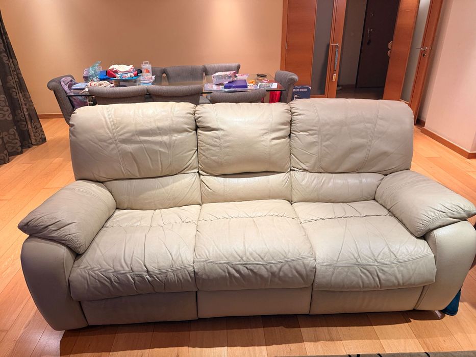 Sofá Chateaud’Ax em pele bege (3 lugares)