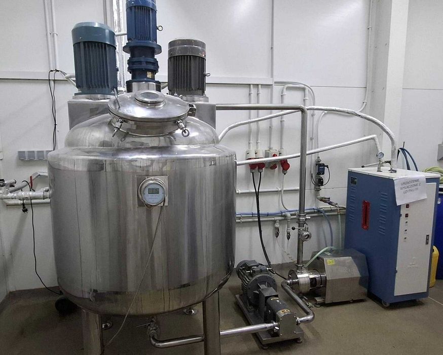 Zbiornik z mieszadłem i instalacją