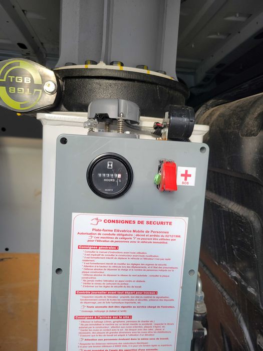 Renault master com grua cesta