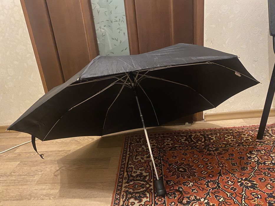 Чорна парасолька Totes