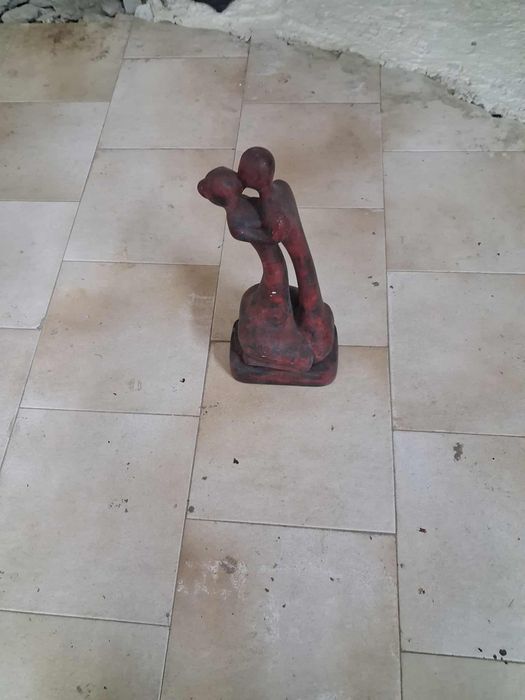 Estatueta decorativa pesada em bom estado