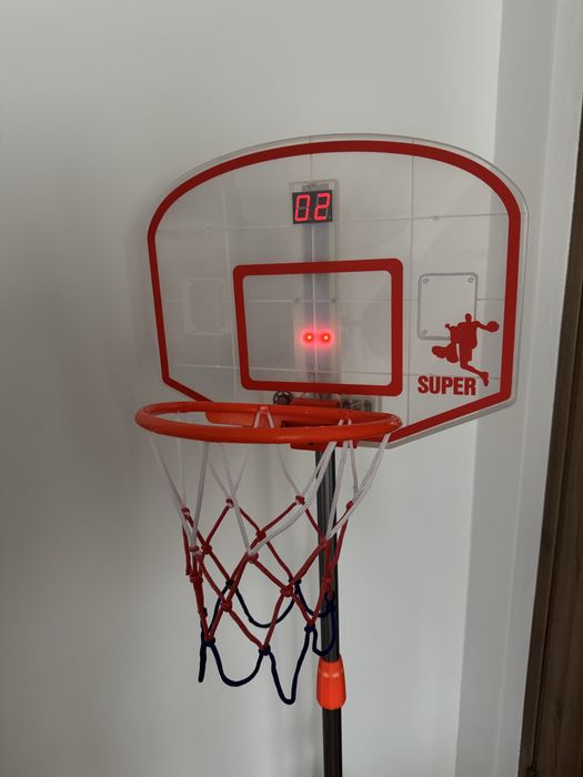 Баскетбольне кільце з мʼячем