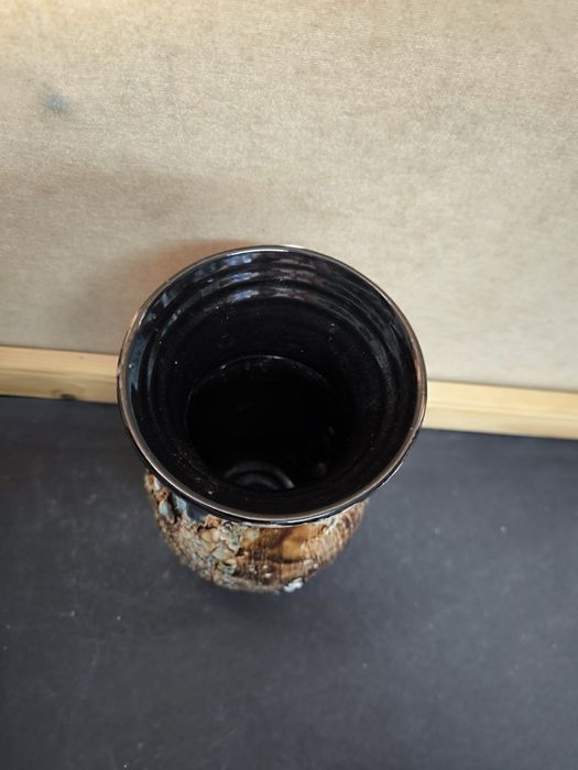 Jarra cerâmica bege e castanho