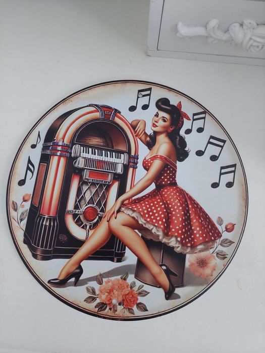 Tabliczka na ścianę dziewczyna z szafą grającą w stylu retro