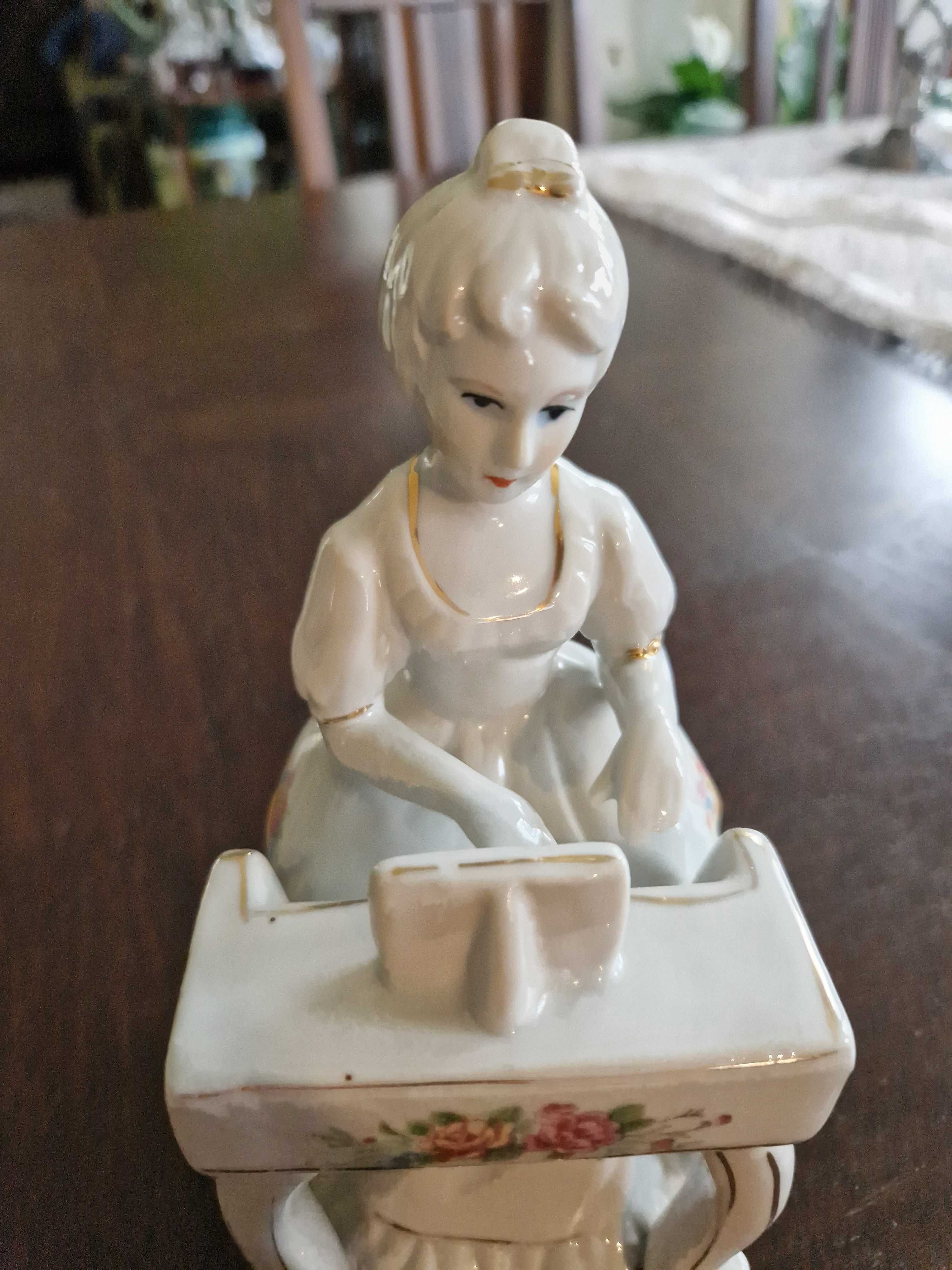 Figurka porcelanowa , kobieta grająca na instrumencie klawiszowym