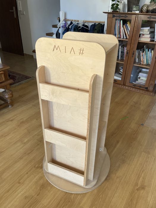Regał obrotowy dla dziecka montessori
