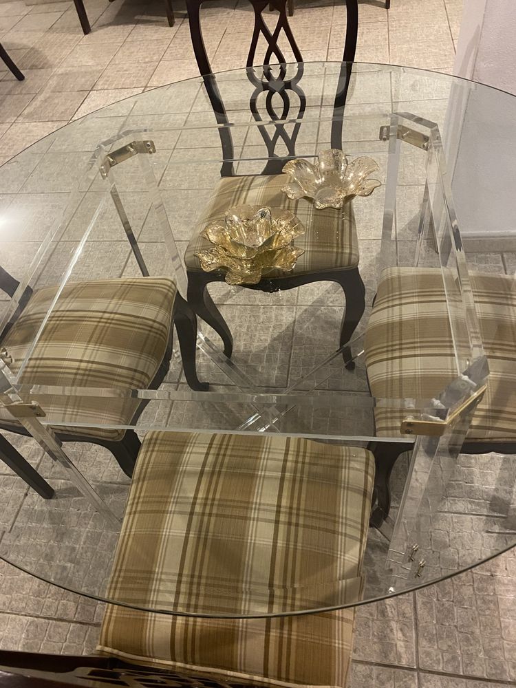 Mesa de vidro com pés de acrílico + 4 cadeiras