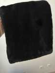 Cachecol Gola de pelúcia preto e branco marca Bershka