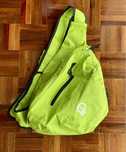 Mochila a tiracolo verde triangular