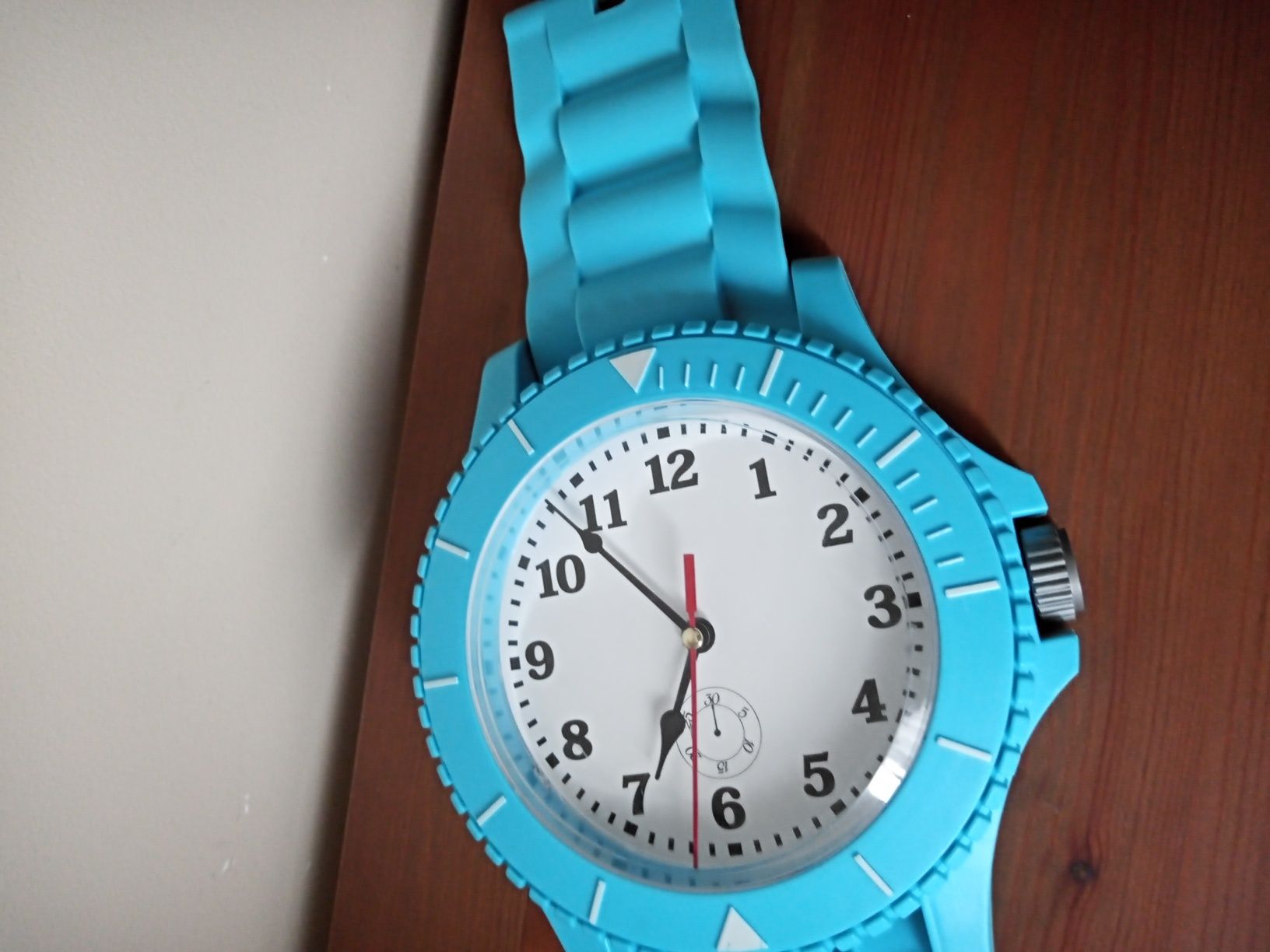 Zegar ścienny na pasku niebieski do pokoju dziecięcego plastikowy