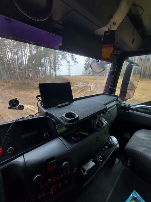 Зручний столик для вантажівки - робоче місце та їжа під рукою!