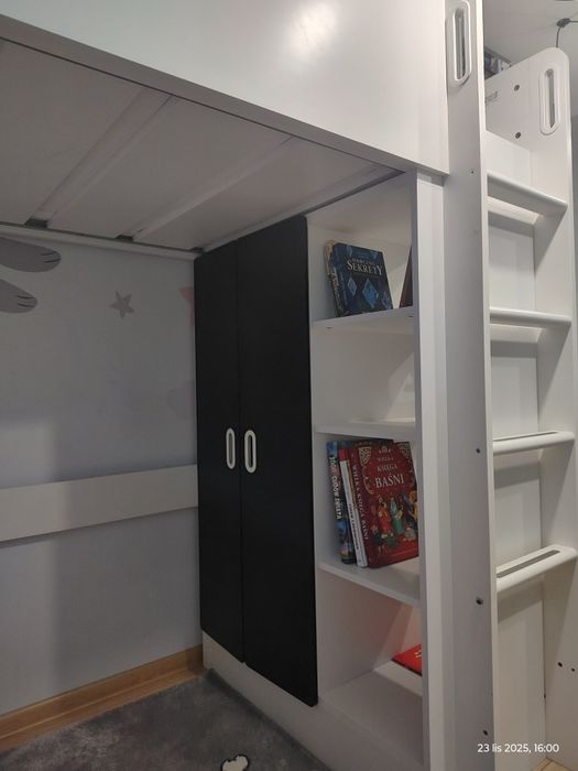 IKEA SMÅSTAD. Łóżko na antresoli, z biurkiem z 4 szufladami, 90x200 cm