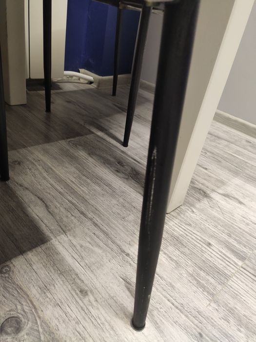 Stół jadalniany z krzesłami