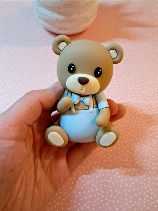 Figurka na tort urodzinowy Chrzest. 
Miś chłopiec.
ok 7 cm.
Miękkie, m