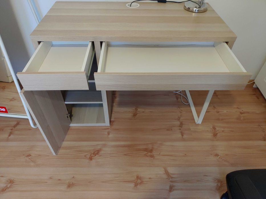 Zestaw biurko, lampa, krzesło.