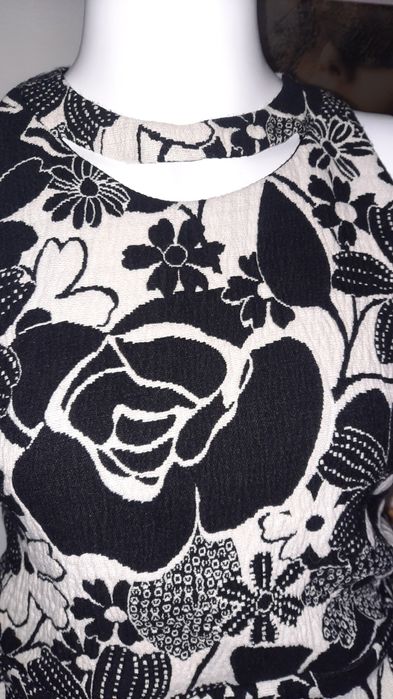 Vestido pretove branco tamanho M Marca Zara aberto nas costas