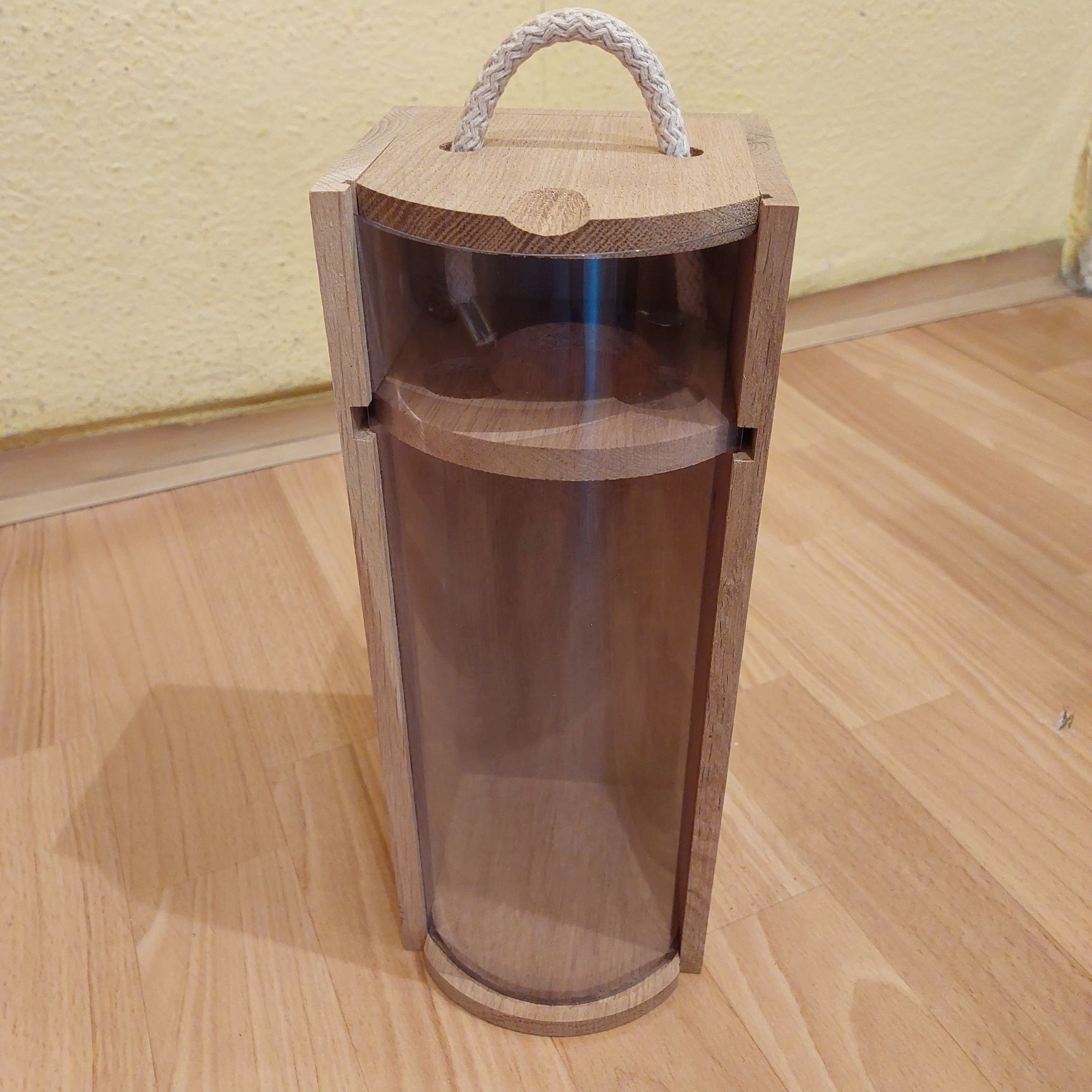 Pudelko drewniane z szybką na Wódkę Dębowa o poj. 0,5L, wys. 30cm