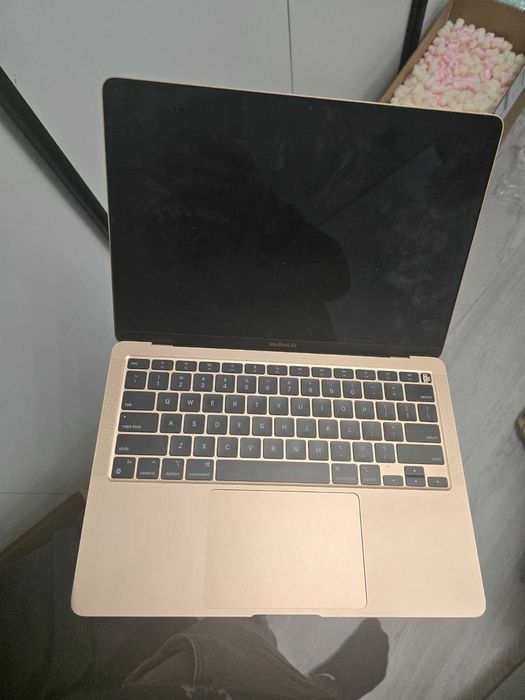 дисплей a2337  та корпус