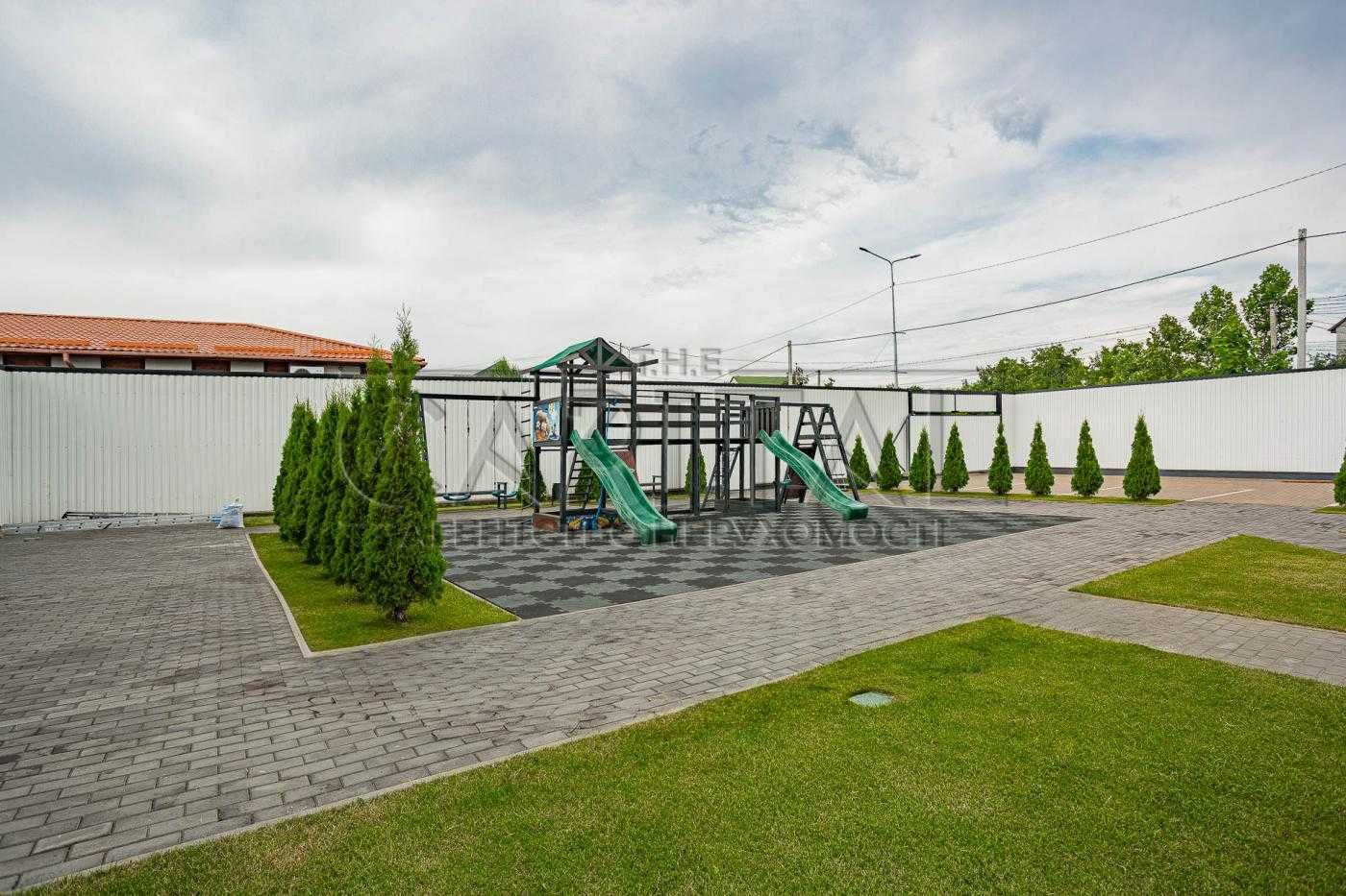 Оренда Таунхаус Нижні сади поруч з форою / 3 окремі кімнати / 132м2