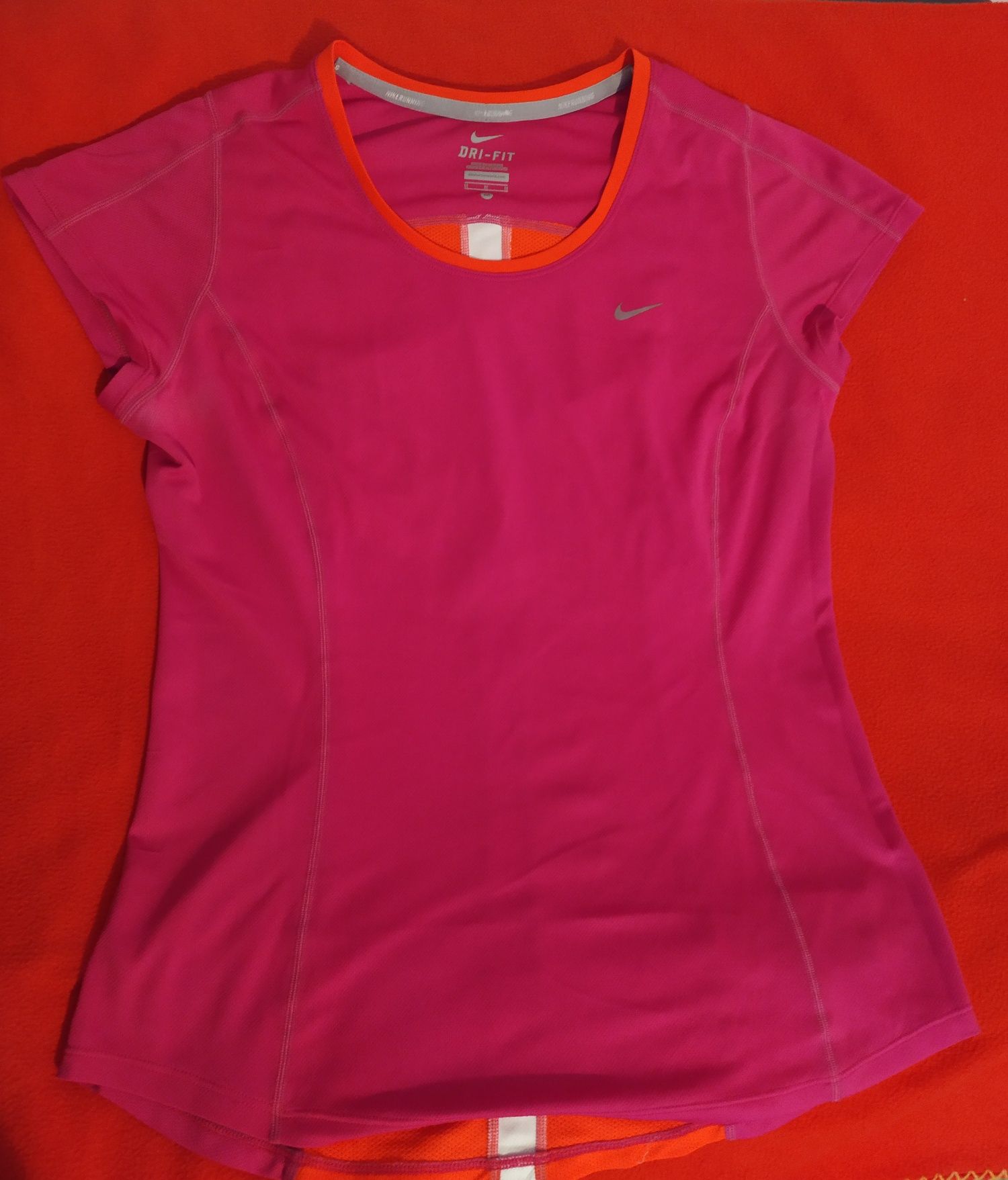 Koszulka sportowa Nike
Koszulka sportowa idealna do biegania / fitness