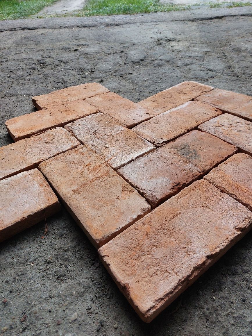 Płytki podłogowe cięte ze 100-letniej rozbiórkowej cegły.

1 m2 to (33