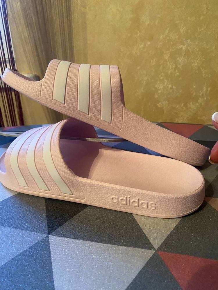 Шльопанці Adidas, нові