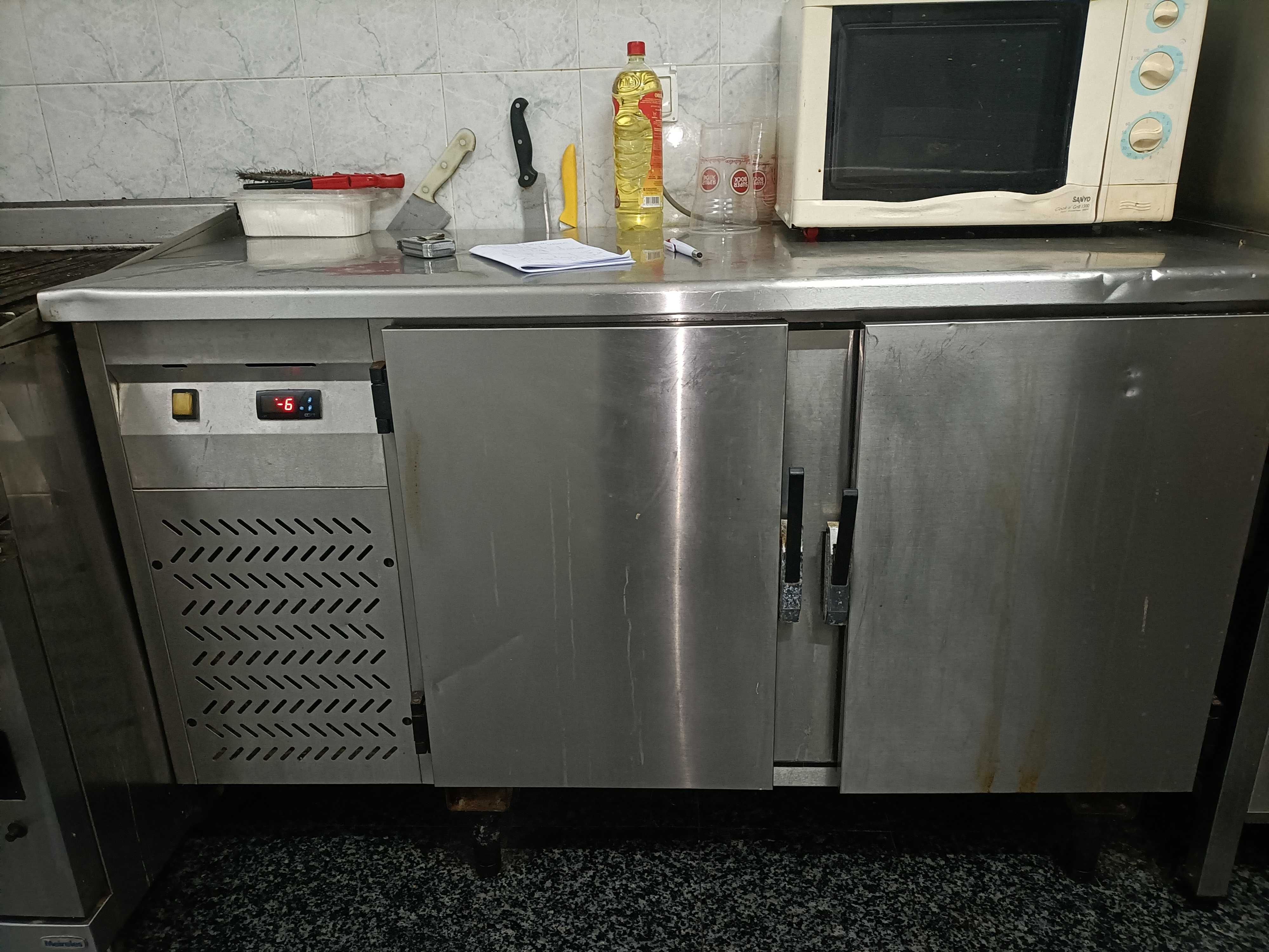 Bancada INOX com frio muita arrumação