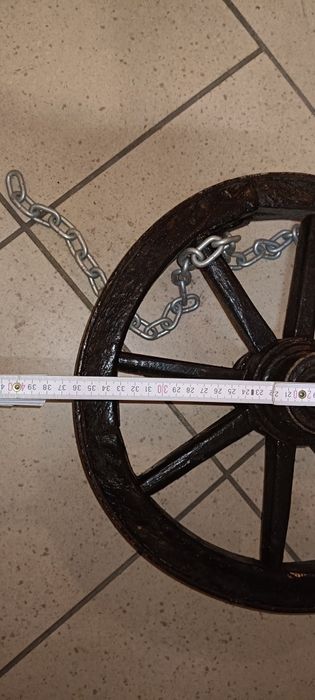 Małe koło z wózka drabiniastego wozu retro antyk