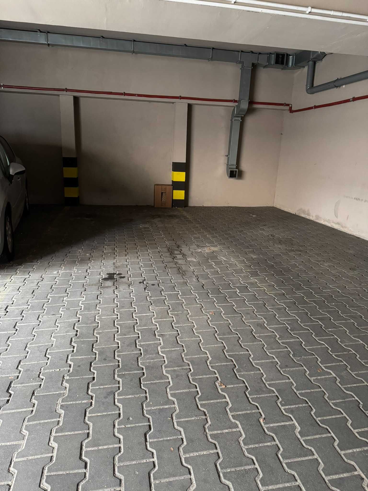 Miejsce parkingowe w garażu do wynajęcia.