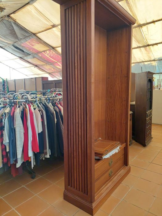 Movel em madeira maciço