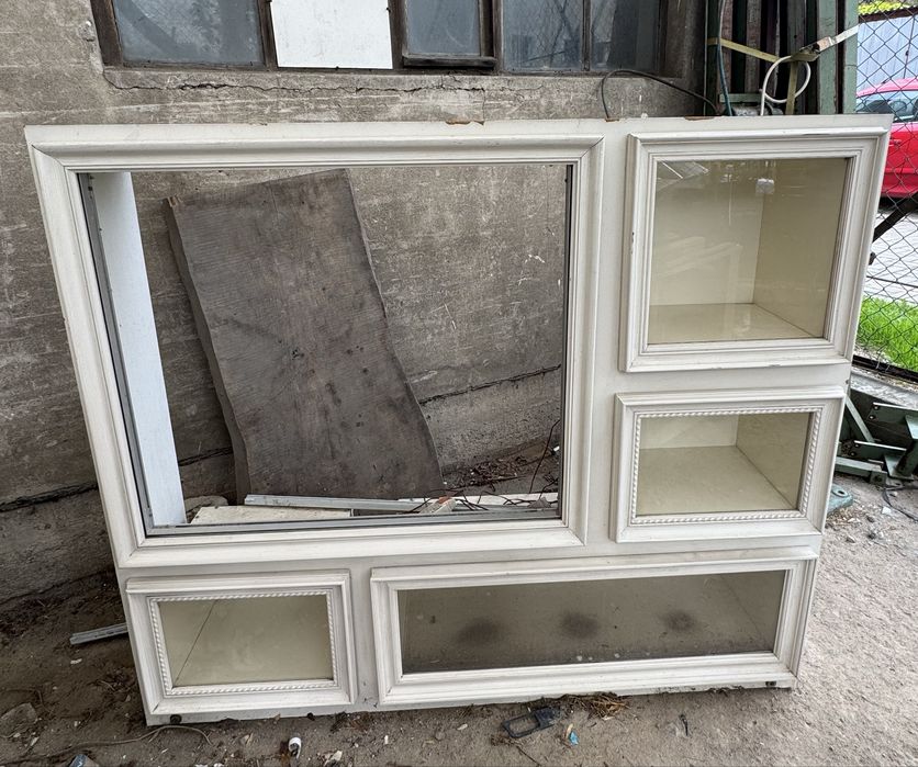 Debowa gablota przeszklona  ekspozycja wystawa podswietlana