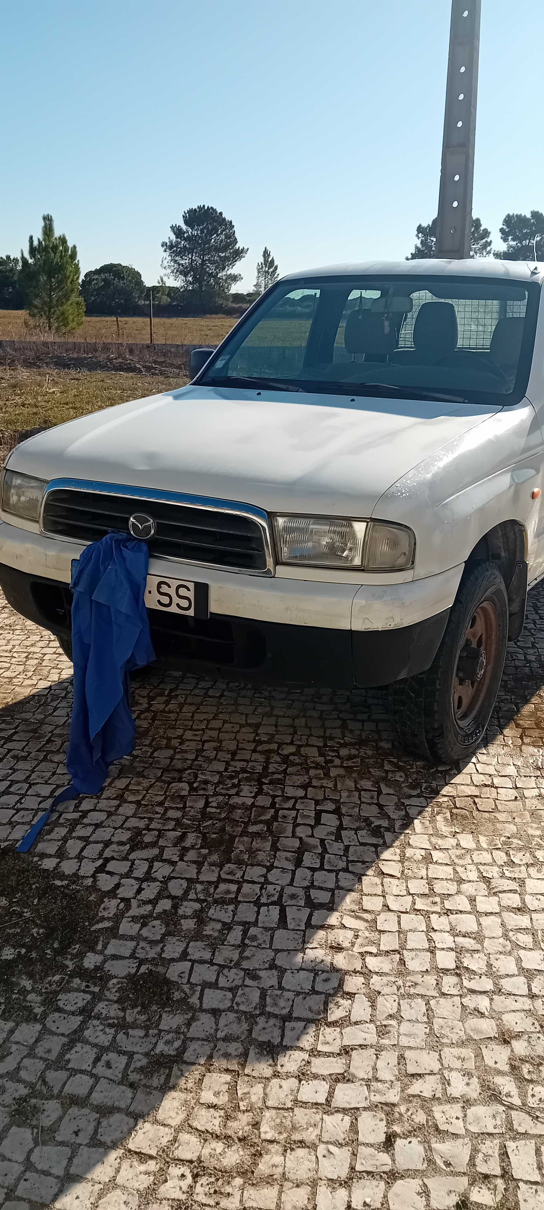 MAZDA B2500  4X4
