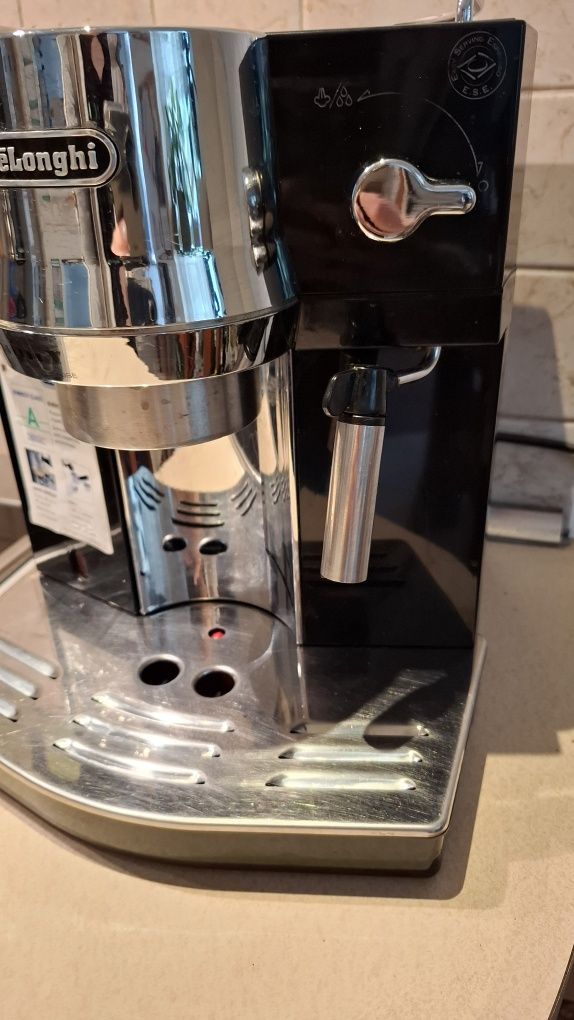 Kolbowy ciśnieniowy Ekspres do kawy Delonghi EC 820.b