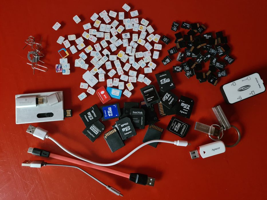 Карта памяти и другая электроника.