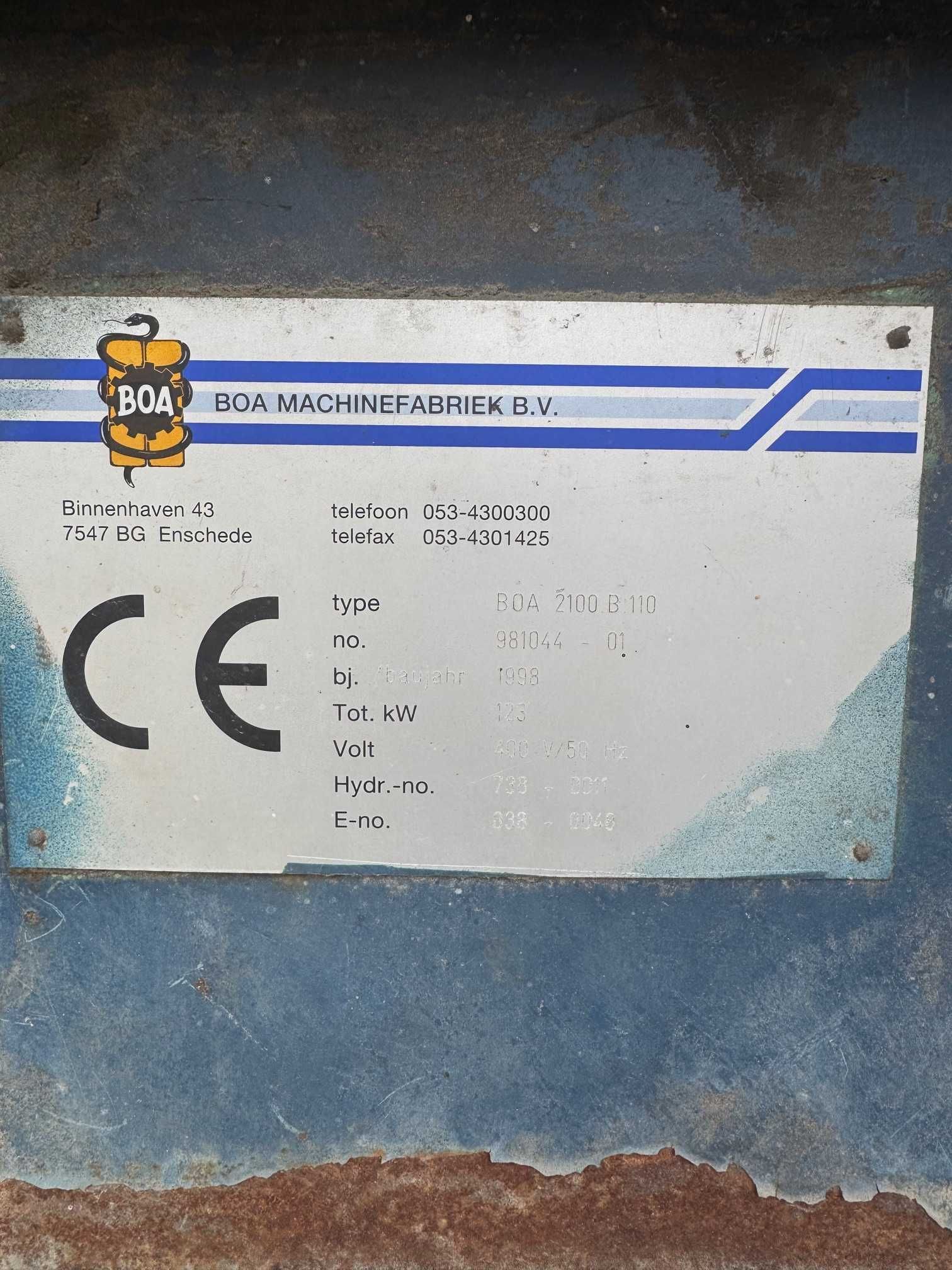 Prasa belująca do surowców i odpadów wraz z taśmociągiem podającym