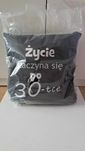 Poduszka dekoracyjna czarna 40x40 - Życie zaczyna się po 30