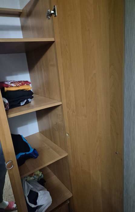 Продам шафу для одягу з поличками