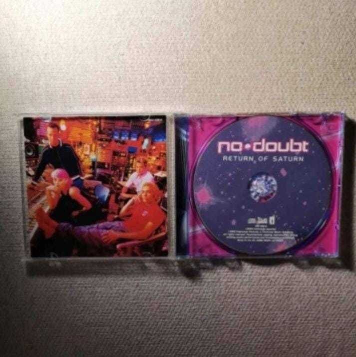 CD simples.                 *No Doubt *
*Return of Saturn* Ano 2000
4€