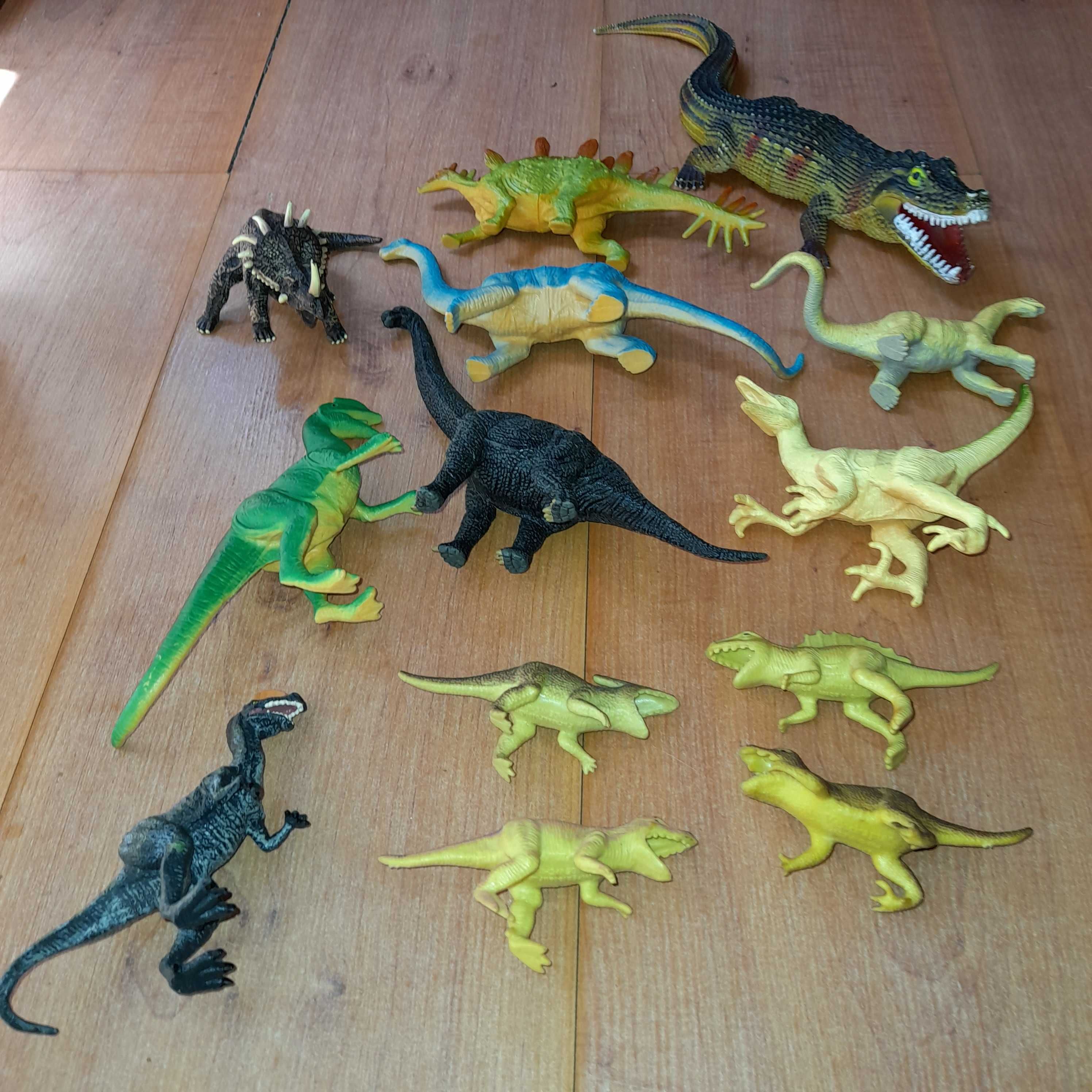 Conjunto de 13 Figuras de Plastico - Dinossauros