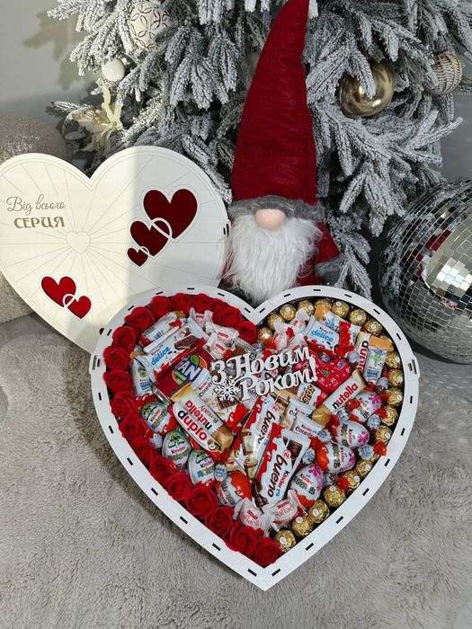 Подарунковий набір бокс шоколадний з цукерками та квітами з мила