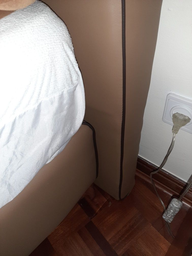 Sommier de casal quase novo + colchão e + duas mesinhas de cabeceira