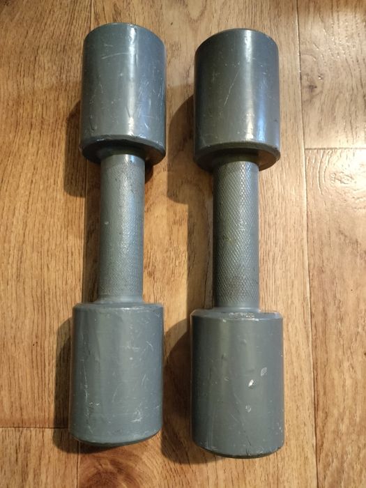 Продам гантели 4 кг; 3 кг; 0,5. Цена указана за ПАРУ