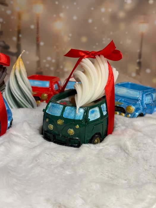 Świeca dekoracyjna w gipsowym autobusie z choinką