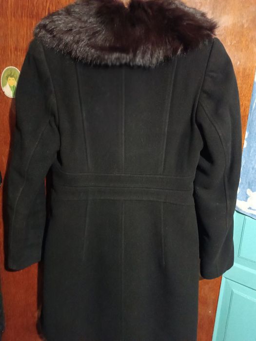 Чорне пальто з хутряним коміром.