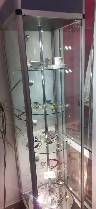 Wyposażenie sklepu z tanią odzieżą