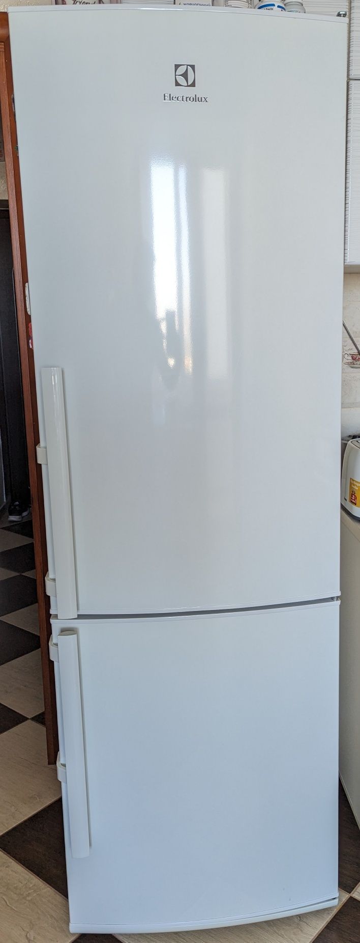 Холодильник з морозильною камерою Electrolux EN3600AOW