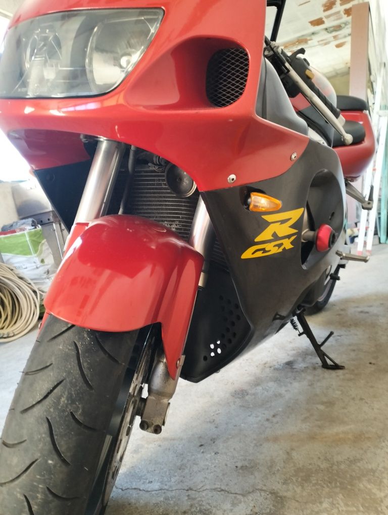 Suzuki GSXR 750.