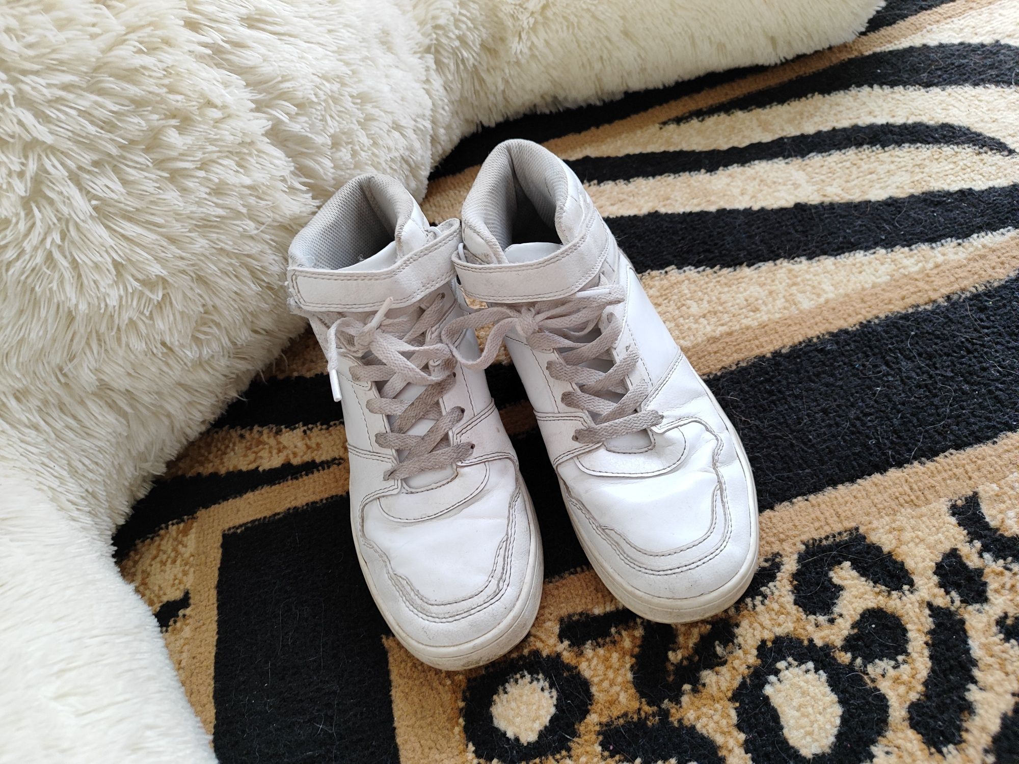 Белые высокие кроссовки, черные тканевые Skechers кроссовки