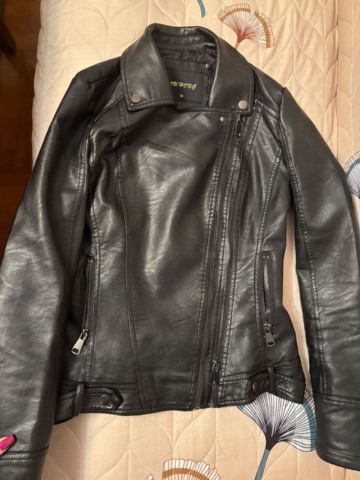 Кожана куртка жіноча